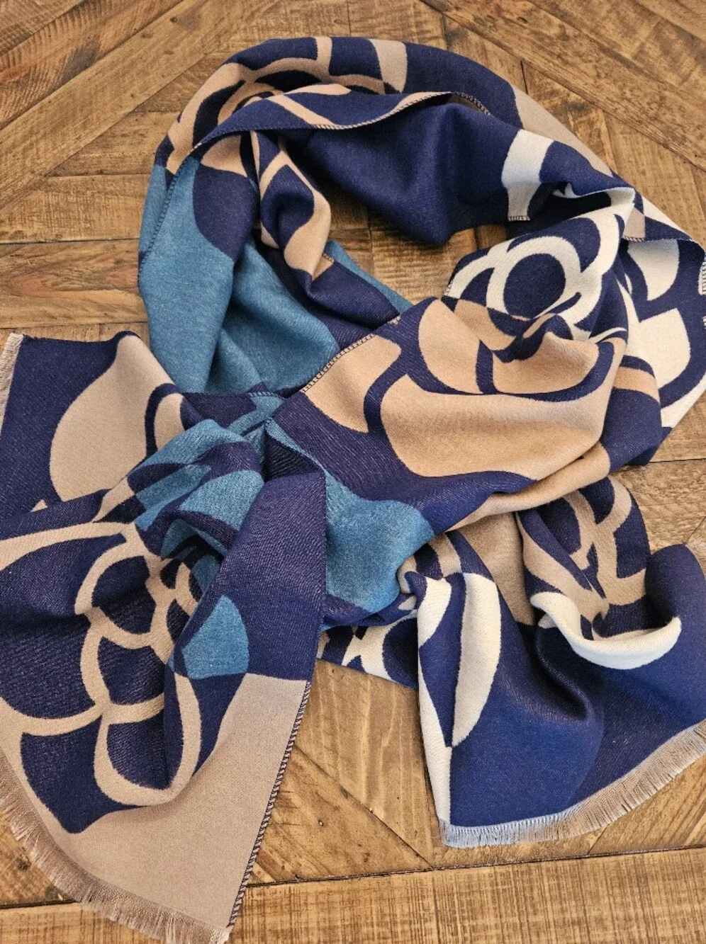 NEW Cashmere Blend Navy & Beige Floral Pattern Women's Shall Scarf 26" x 76" - Picture 2 of 6